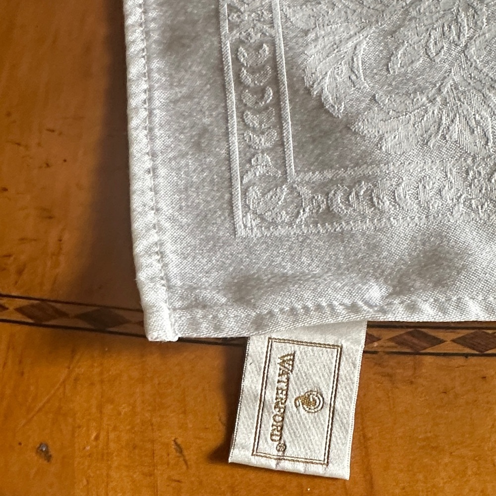 NEW WATERFORD 6 WHITE DAMASK NAPKINS - Picture 6 of 9